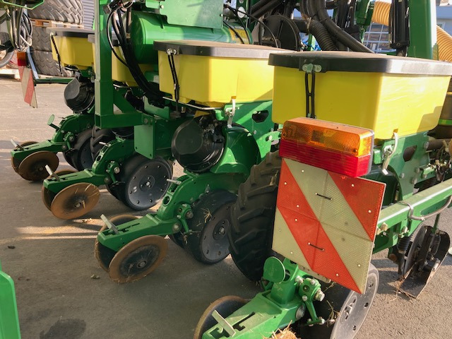 John Deere Einzelkornsämaschine 1725 NT - Szemenkénti vetőgép: 4 kép. John Deere Einzelkornsämaschine 1725 NT - Szemenkénti vetőgép: 4 kép.