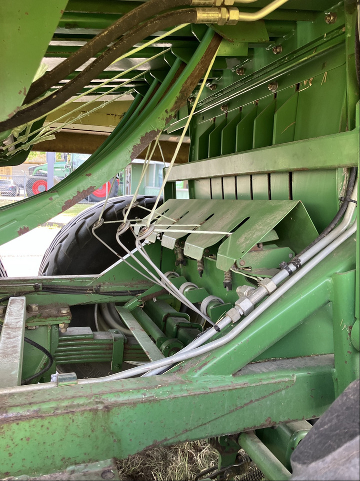 Krone Big Pack 890 XC - Kocka bálázó: 2 kép. Krone Big Pack 890 XC - Kocka bálázó: 2 kép.