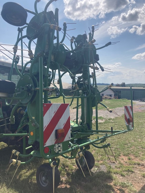 Krone KW 8.82/8 - Szénaforgató: 3 kép. Krone KW 8.82/8 - Szénaforgató: 3 kép.