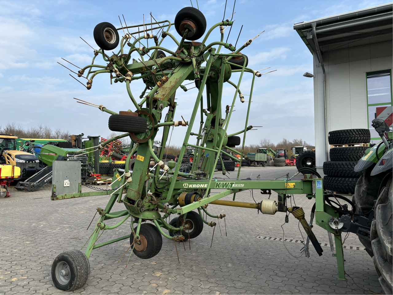 Krone KWT 10.50 / 8 x 7 Heuwender - Szénaforgató: 5 kép. Krone KWT 10.50 / 8 x 7 Heuwender - Szénaforgató: 5 kép.