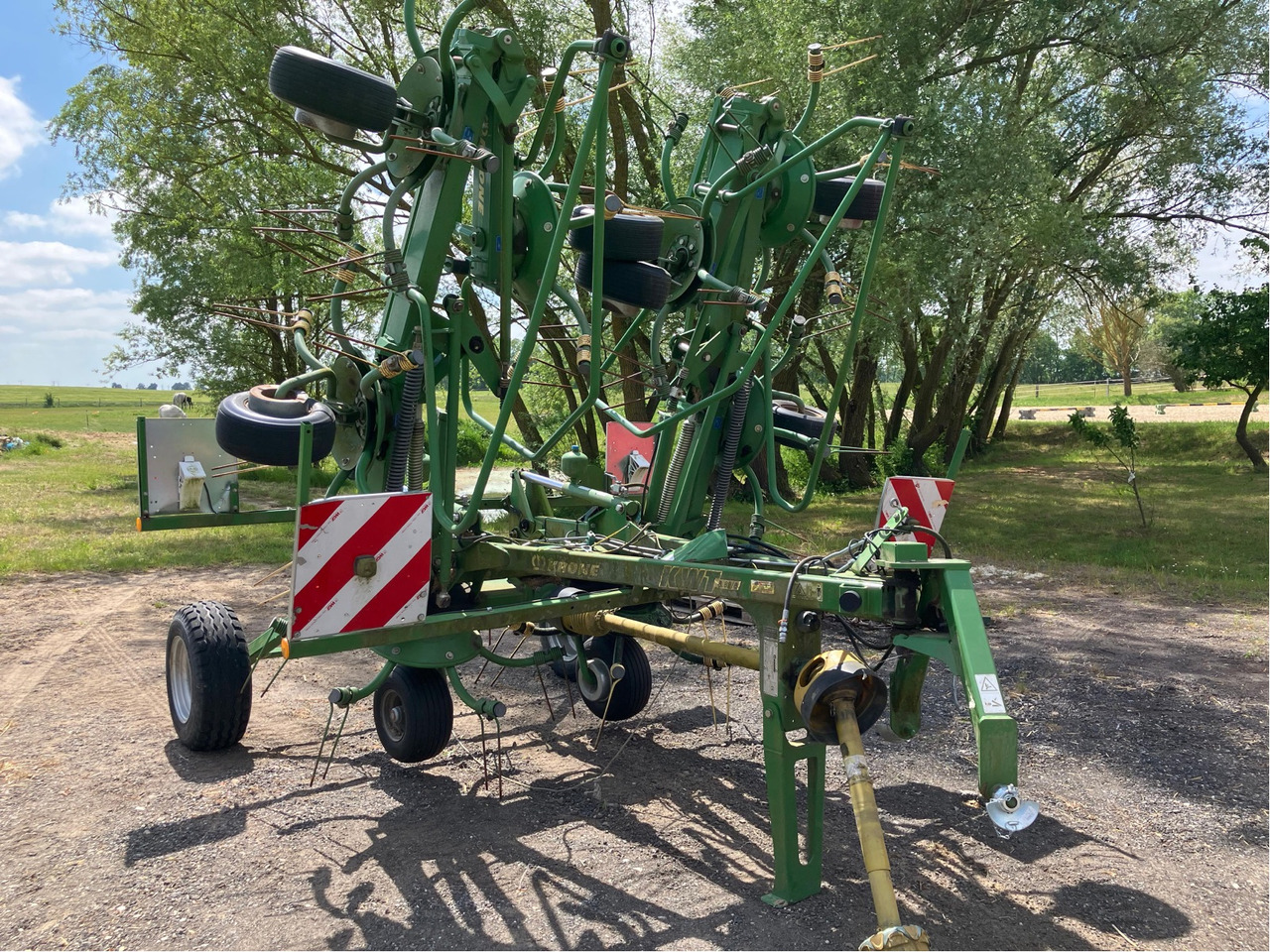 Krone KWT 8.82/8 - Szénaforgató: 3 kép. Krone KWT 8.82/8 - Szénaforgató: 3 kép.