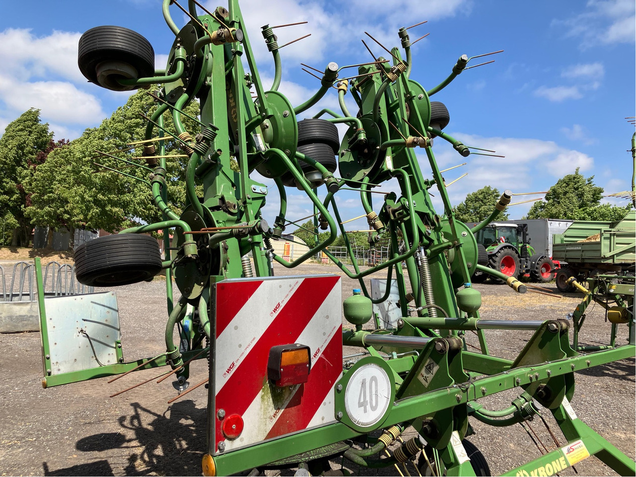 Krone KWT 8.82/8 - Szénaforgató: 4 kép. Krone KWT 8.82/8 - Szénaforgató: 4 kép.