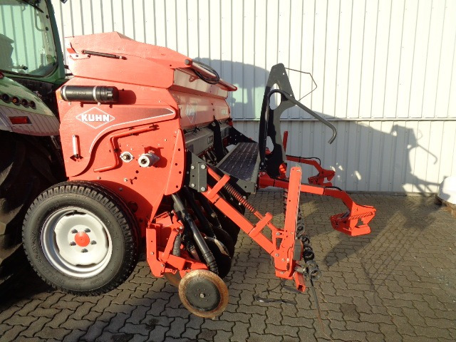 Kuhn Drillkombination Premia 300 - Borona: 1 kép. Kuhn Drillkombination Premia 300 - Borona: 1 kép.