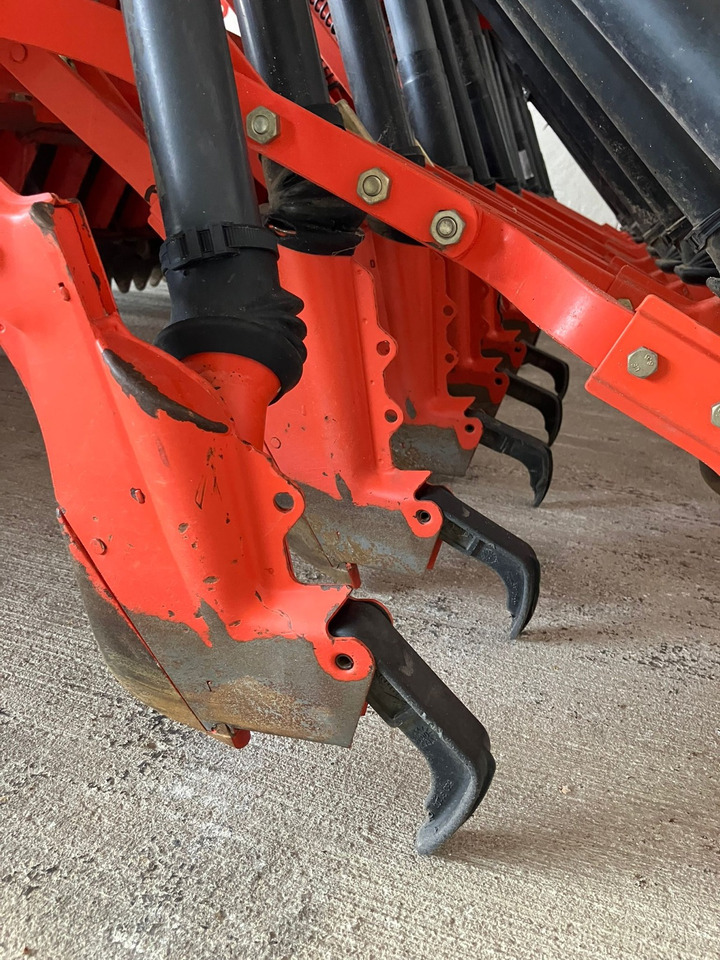 Kuhn Drillmaschinen - Szemenkénti vetőgép: 5 kép. Kuhn Drillmaschinen - Szemenkénti vetőgép: 5 kép.