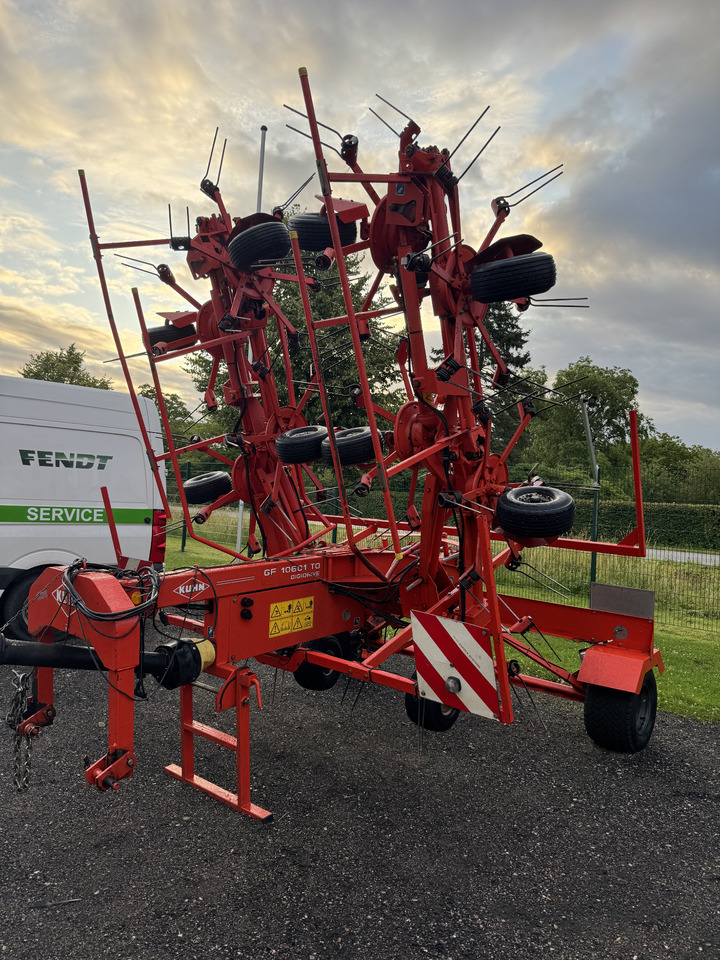Kuhn GF 10601 T - Szénaforgató: 3 kép. Kuhn GF 10601 T - Szénaforgató: 3 kép.