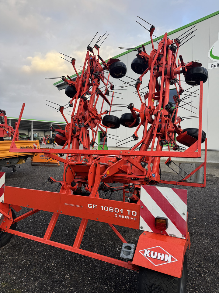 Kuhn GF 10601 T - Szénaforgató: 2 kép. Kuhn GF 10601 T - Szénaforgató: 2 kép.