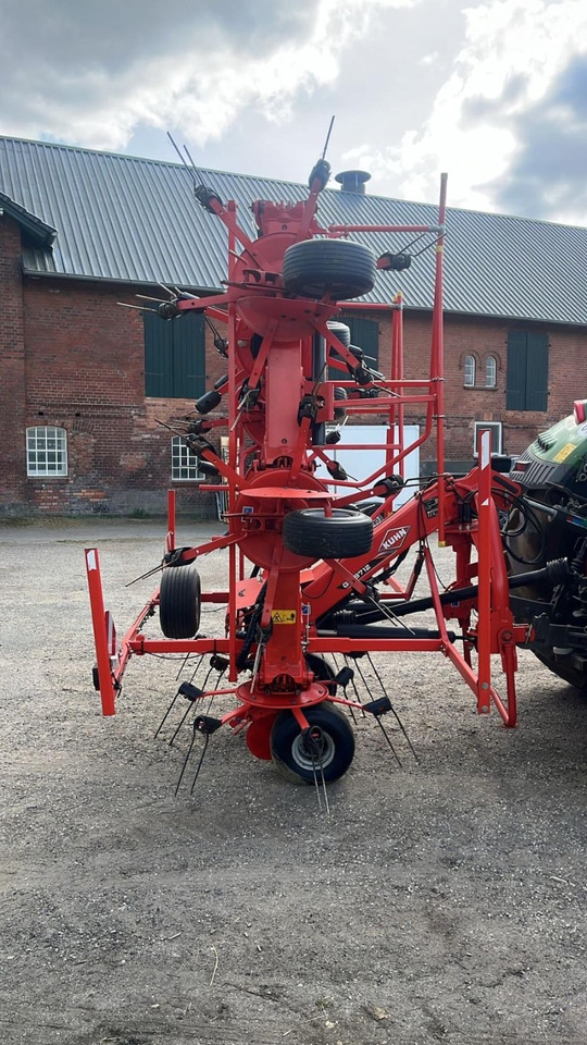 Kuhn GF8712 - Szénaforgató: 4 kép. Kuhn GF8712 - Szénaforgató: 4 kép.