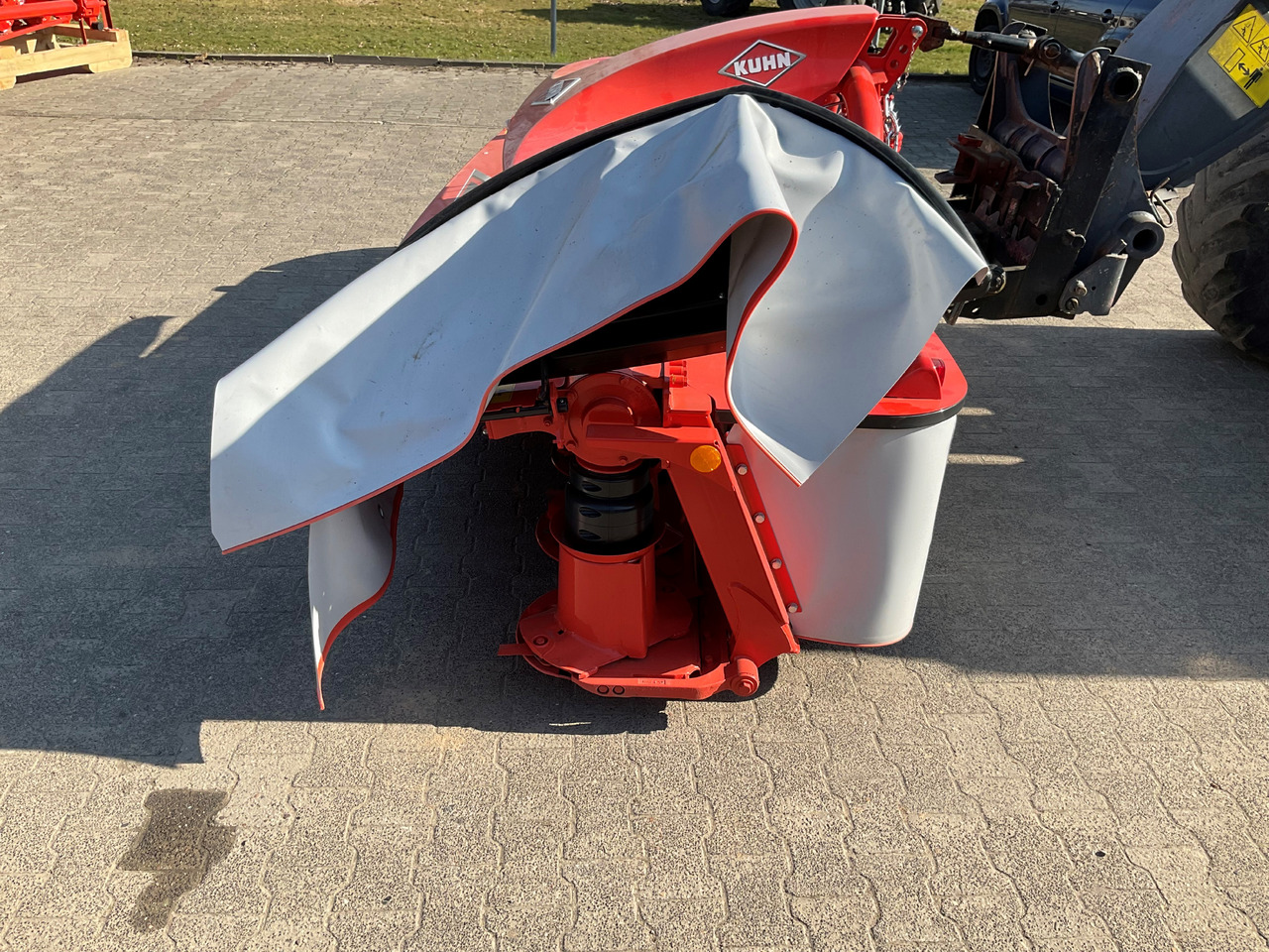 Kuhn GMD 3123 F-FF Scheibenmähwerk - Fűkasza: 2 kép. Kuhn GMD 3123 F-FF Scheibenmähwerk - Fűkasza: 2 kép.