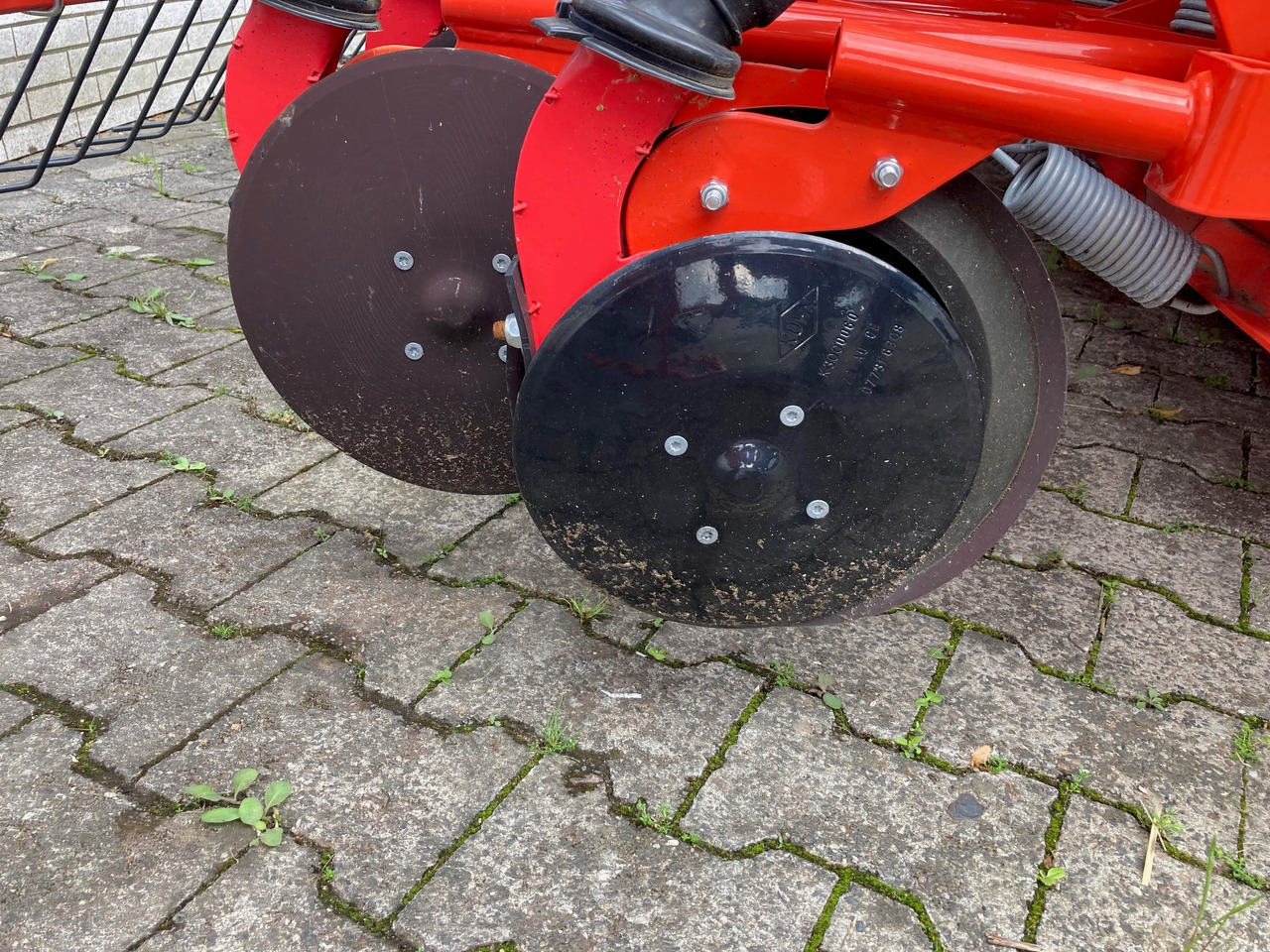 Kuhn Integra 3003 24 SD - Szemenkénti vetőgép: 2 kép. Kuhn Integra 3003 24 SD - Szemenkénti vetőgép: 2 kép.