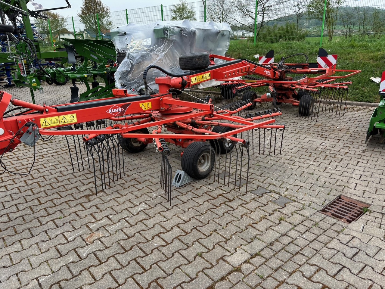 Kuhn Schwader 6632 - Szénaforgató: 1 kép. Kuhn Schwader 6632 - Szénaforgató: 1 kép.