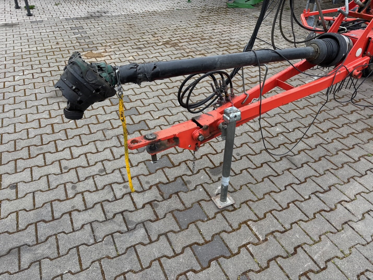 Kuhn Schwader 6632 - Szénaforgató: 2 kép. Kuhn Schwader 6632 - Szénaforgató: 2 kép.