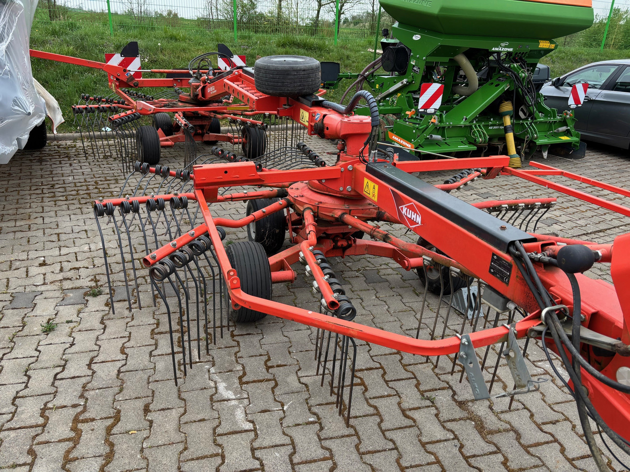 Kuhn Schwader 6632 - Szénaforgató: 4 kép. Kuhn Schwader 6632 - Szénaforgató: 4 kép.