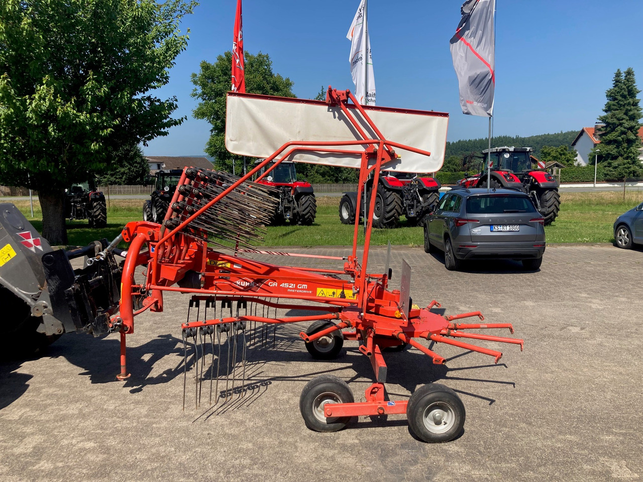 Kuhn Schwader GA 4521 - Szénaforgató: 1 kép. Kuhn Schwader GA 4521 - Szénaforgató: 1 kép.