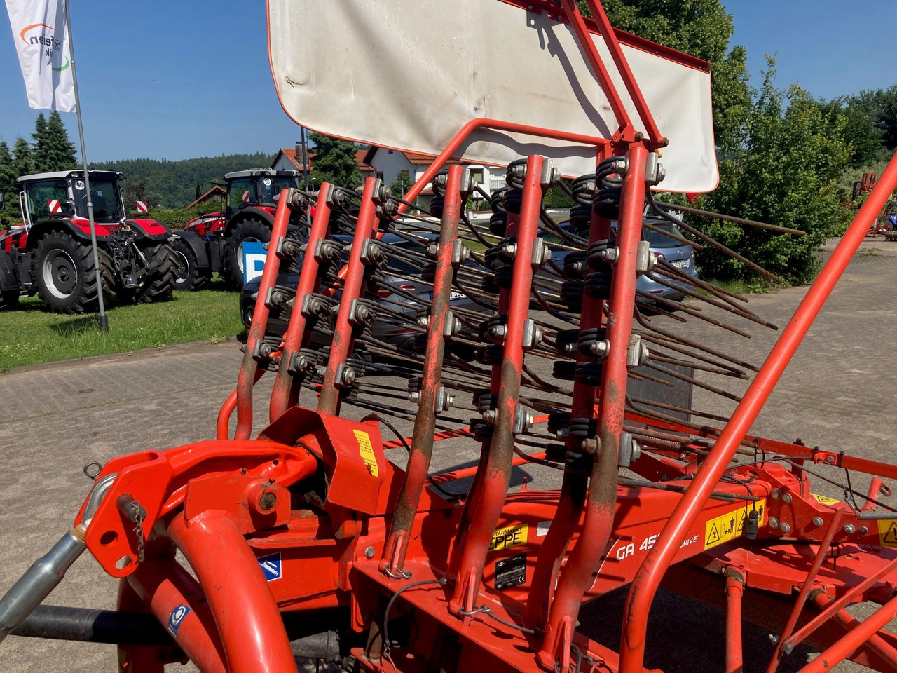 Kuhn Schwader GA 4521 - Szénaforgató: 2 kép. Kuhn Schwader GA 4521 - Szénaforgató: 2 kép.