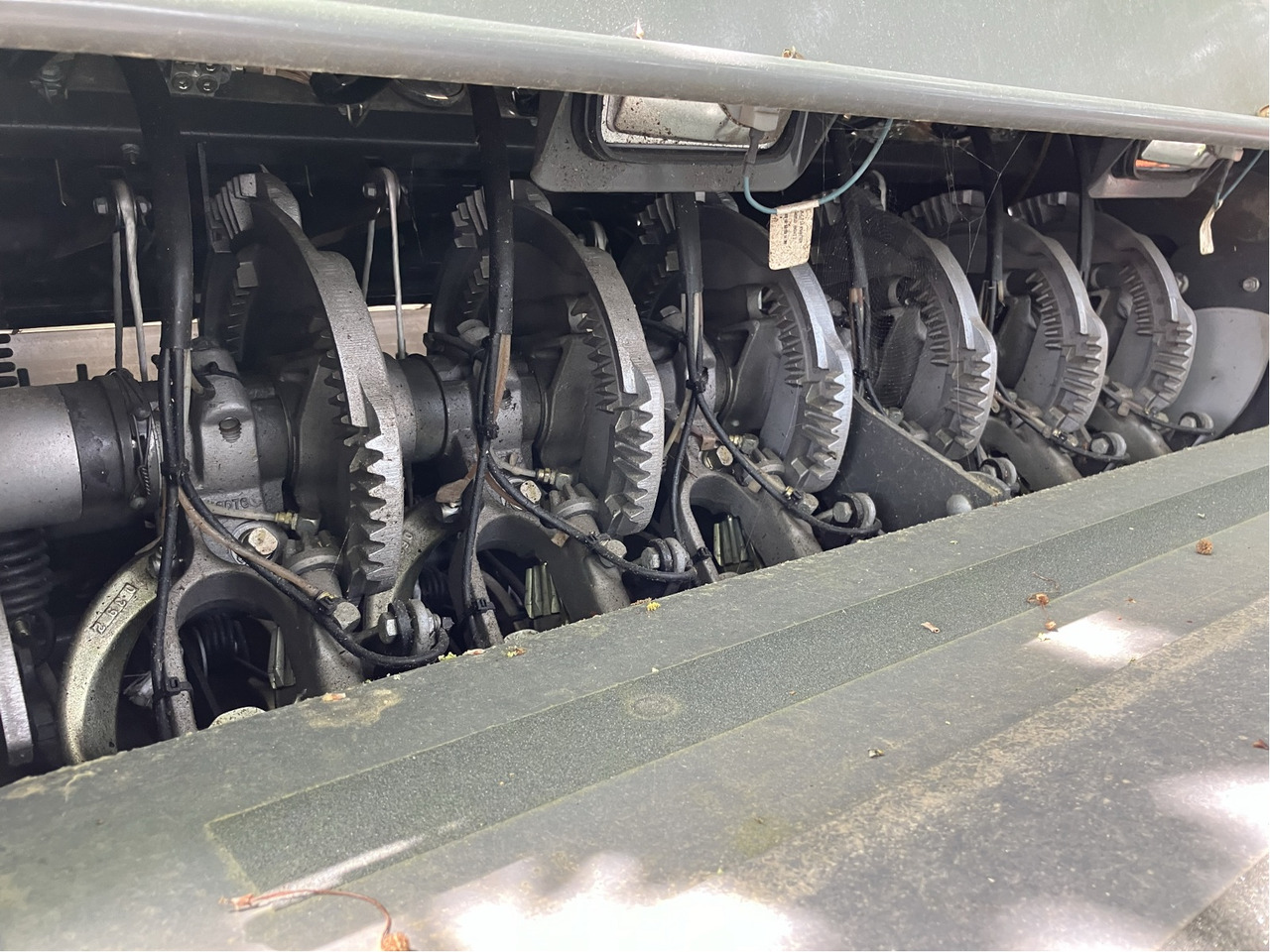 Massey Ferguson 2270 XDTC - Kocka bálázó: 2 kép. Massey Ferguson 2270 XDTC - Kocka bálázó: 2 kép.