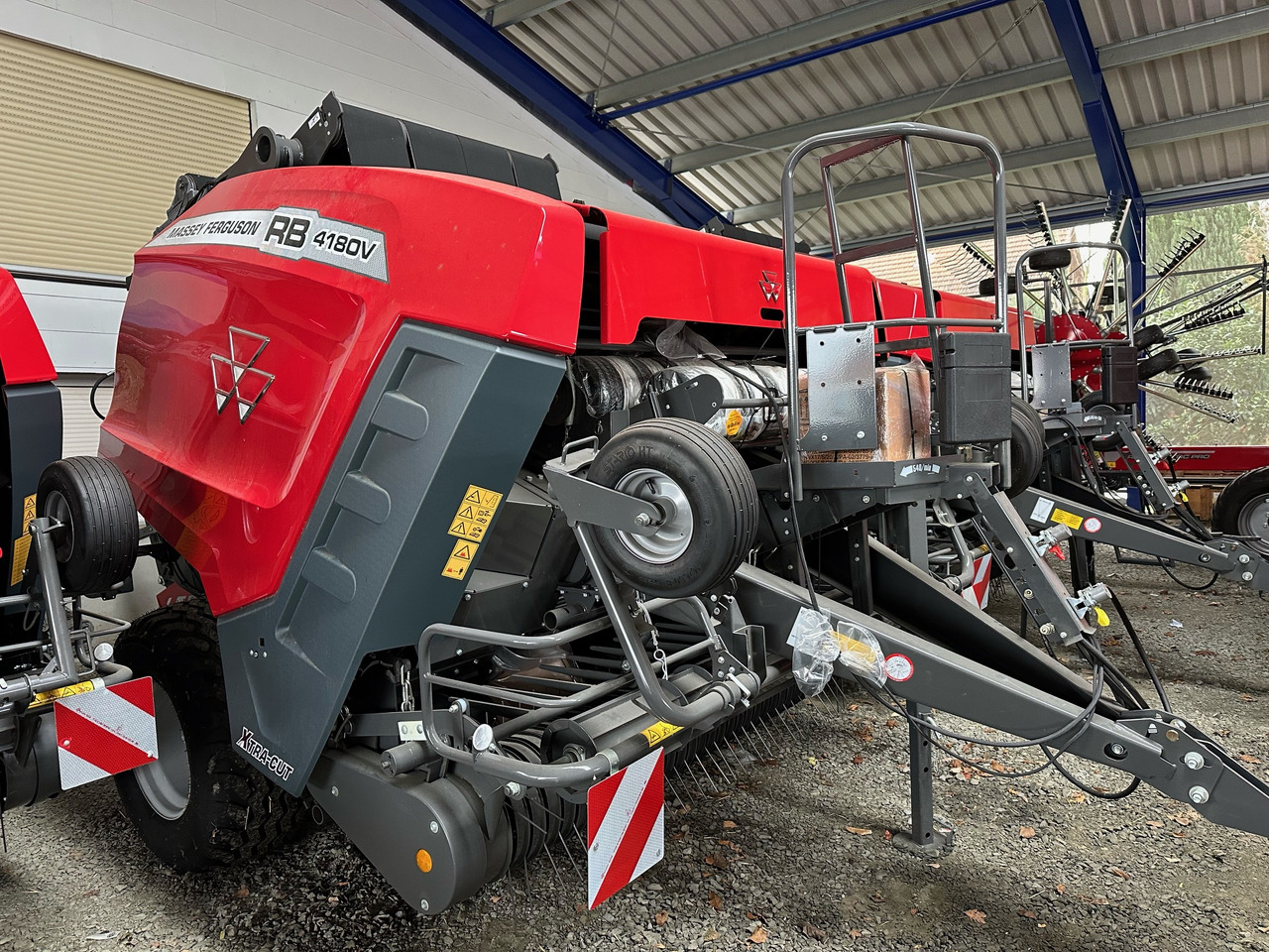 Massey Ferguson 4180 V Xtra 13 Messer - Szálastakarmány betakarítás gépei: 2 kép. Massey Ferguson 4180 V Xtra 13 Messer - Szálastakarmány betakarítás gépei: 2 kép.