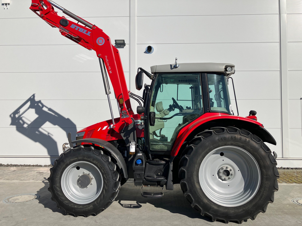 Massey Ferguson 5613 Dyna 6 - Traktor: 1 kép. Massey Ferguson 5613 Dyna 6 - Traktor: 1 kép.