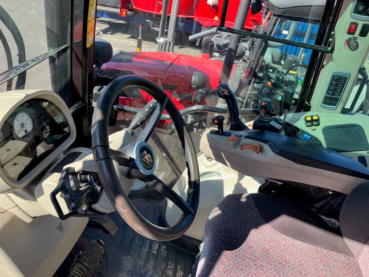 Massey Ferguson 5613 Dyna 6 - Traktor: 3 kép. Massey Ferguson 5613 Dyna 6 - Traktor: 3 kép.