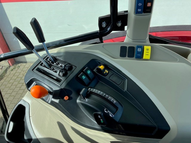 Massey Ferguson 5712 M 4WD Cab Essential - Traktor: 4 kép. Massey Ferguson 5712 M 4WD Cab Essential - Traktor: 4 kép.