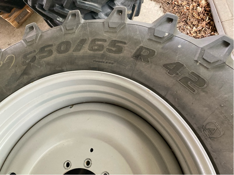 Massey Ferguson 650/65R42 Trelleborg - Gumiabroncs: 3 kép. Massey Ferguson 650/65R42 Trelleborg - Gumiabroncs: 3 kép.
