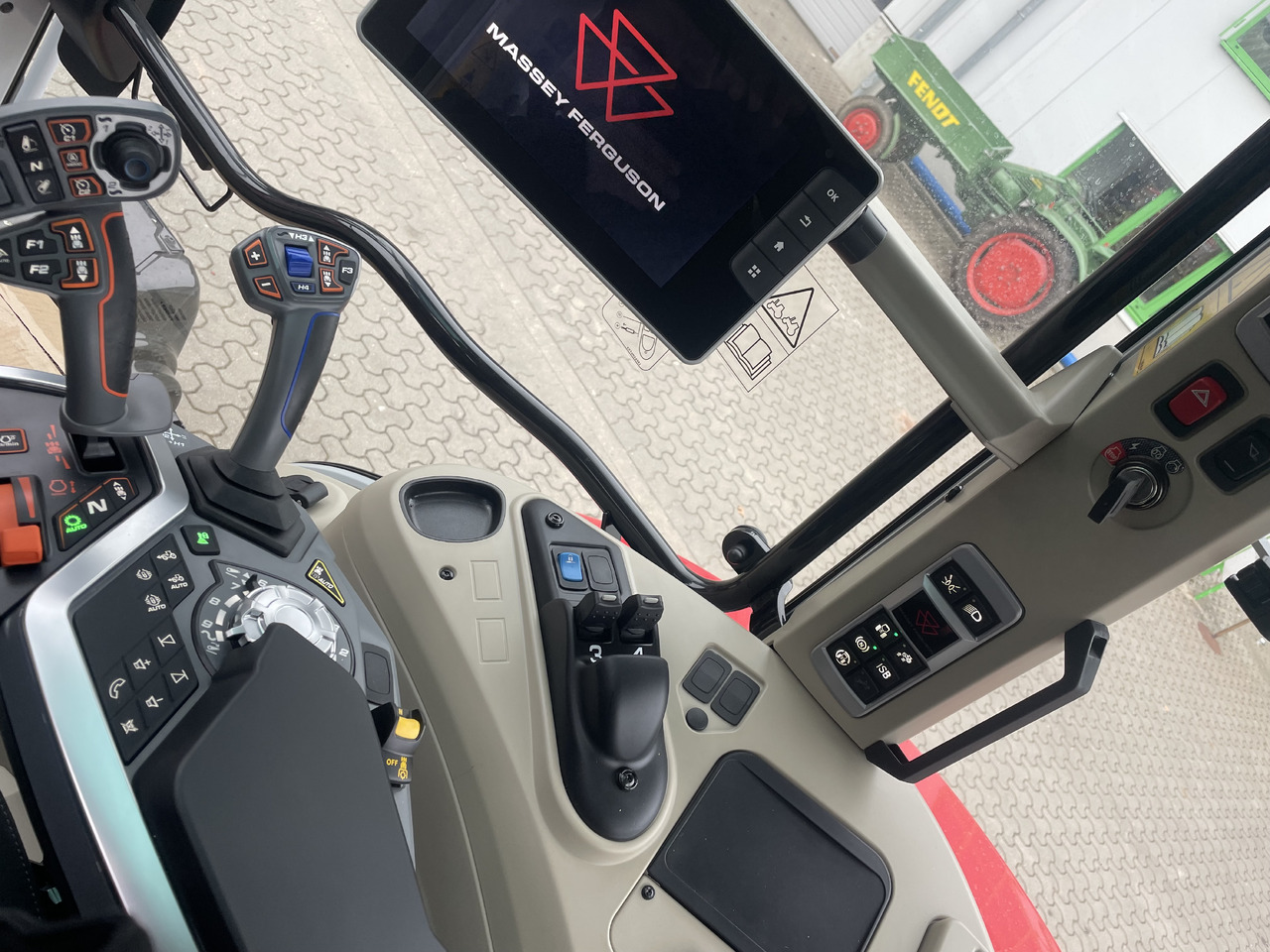 Massey Ferguson 7S.210 Dyna-VT EXCLUSIVE - Traktor: 3 kép. Massey Ferguson 7S.210 Dyna-VT EXCLUSIVE - Traktor: 3 kép.