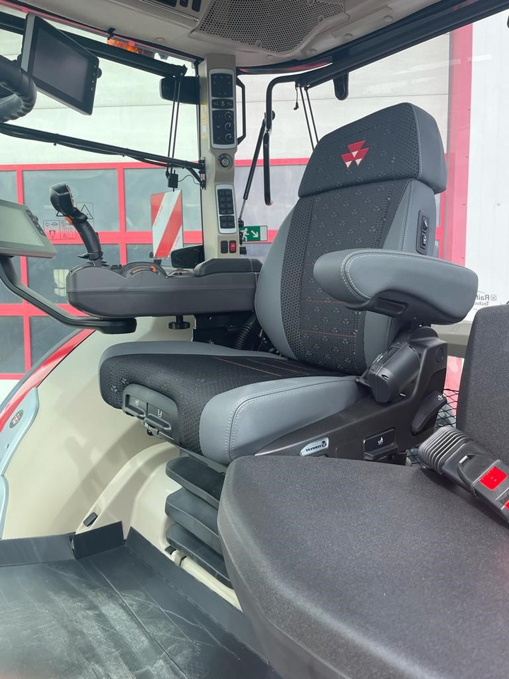 Massey Ferguson 8732 Dyna-VT EXCLUSIVE - Traktor: 3 kép. Massey Ferguson 8732 Dyna-VT EXCLUSIVE - Traktor: 3 kép.