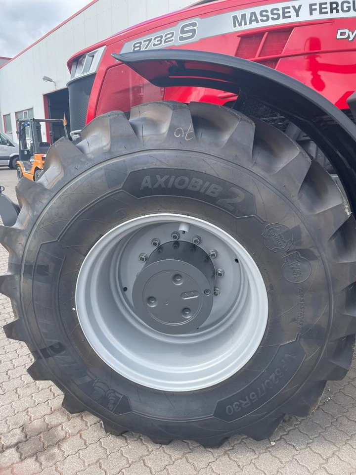 Massey Ferguson 8732 Dyna-VT EXCLUSIVE - Traktor: 5 kép. Massey Ferguson 8732 Dyna-VT EXCLUSIVE - Traktor: 5 kép.