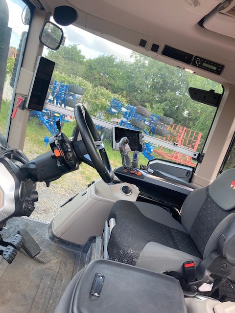 Massey Ferguson 8S.245 Dyna E-Power Excl - Traktor: 3 kép. Massey Ferguson 8S.245 Dyna E-Power Excl - Traktor: 3 kép.