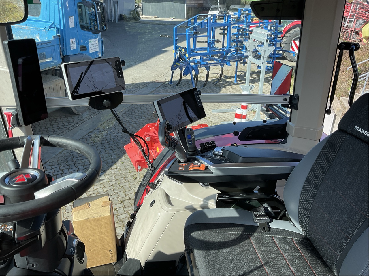 Massey Ferguson 8S.305 Dyna-VT EXCLUSIVE - Traktor: 2 kép. Massey Ferguson 8S.305 Dyna-VT EXCLUSIVE - Traktor: 2 kép.