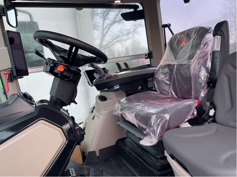 Massey Ferguson 8S.305 Dyna-VT EXCLUSIVE - Traktor: 2 kép. Massey Ferguson 8S.305 Dyna-VT EXCLUSIVE - Traktor: 2 kép.