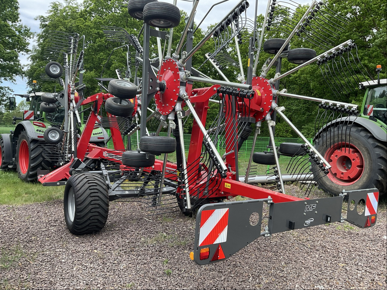 Massey Ferguson Rake 1254 TRC - Szénaforgató: 1 kép. Massey Ferguson Rake 1254 TRC - Szénaforgató: 1 kép.