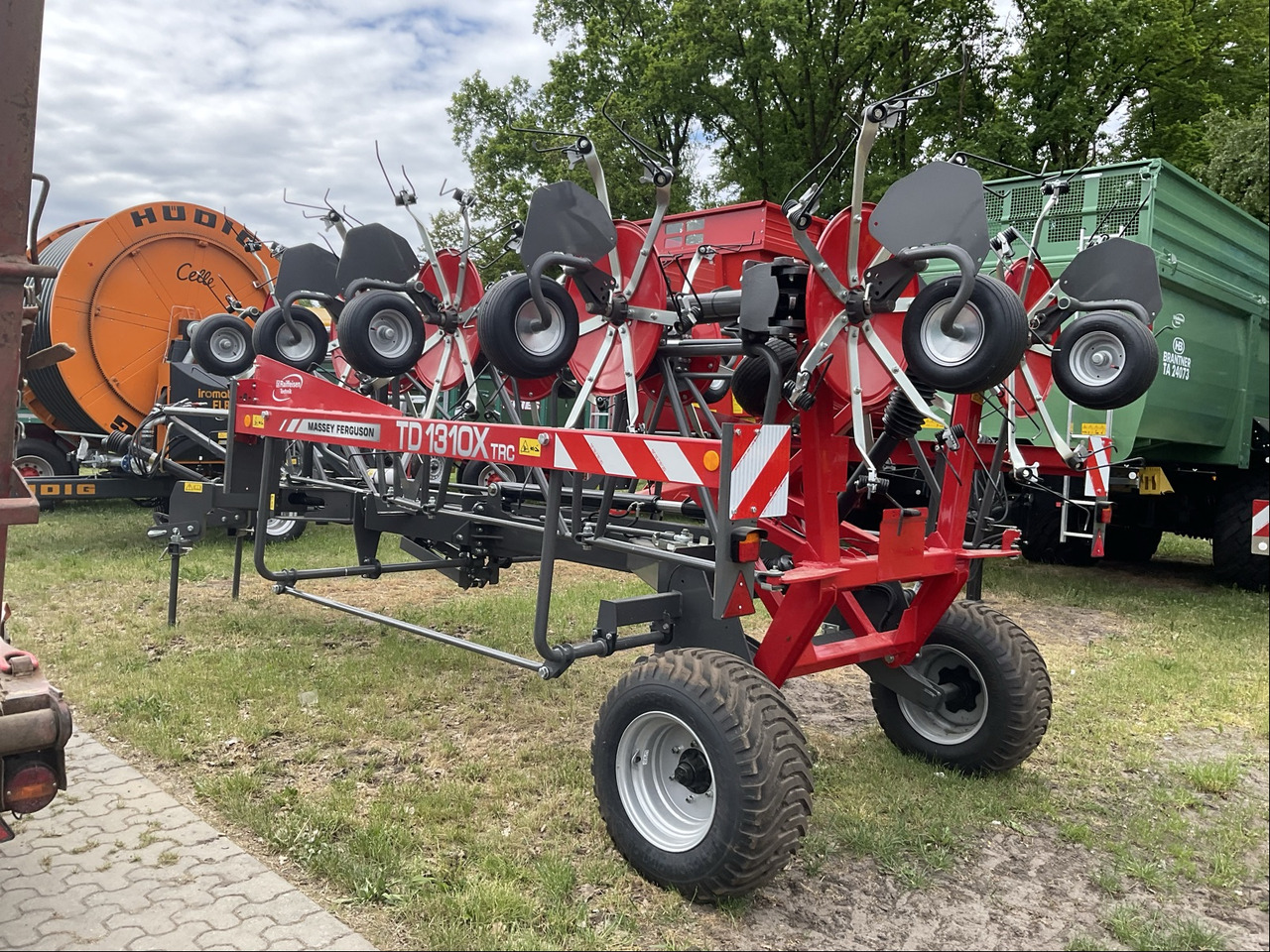 Massey Ferguson TD 1310X TRC - Szénaforgató: 1 kép. Massey Ferguson TD 1310X TRC - Szénaforgató: 1 kép.