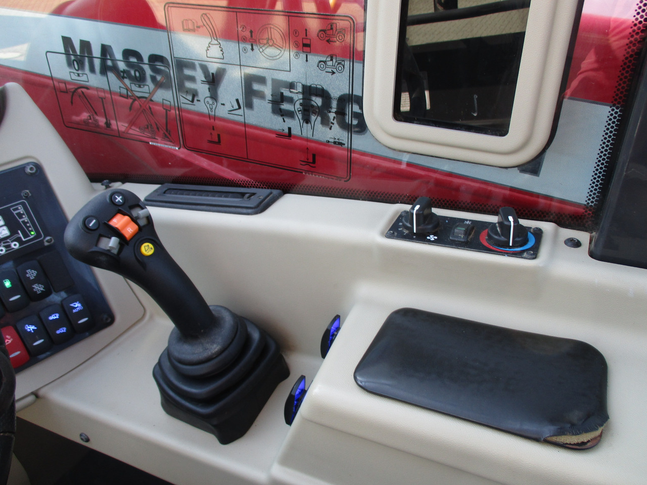 Massey Ferguson TH 7038 T4f - Rakodógép: 5 kép. Massey Ferguson TH 7038 T4f - Rakodógép: 5 kép.