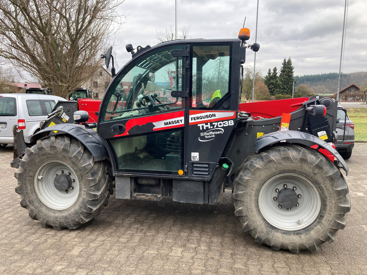 Massey Ferguson Telekoplader TH 7038 - Teleszkópos rakodó: 1 kép. Massey Ferguson Telekoplader TH 7038 - Teleszkópos rakodó: 1 kép.