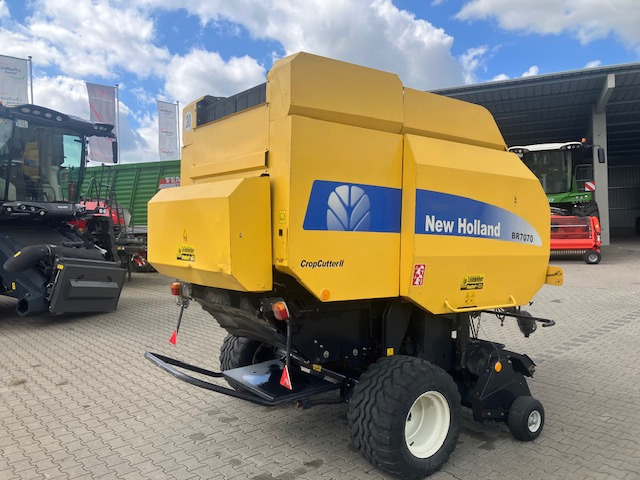 New Holland BR 7070 Crop Cutter II - Szálastakarmány betakarítás gépei: 2 kép. New Holland BR 7070 Crop Cutter II - Szálastakarmány betakarítás gépei: 2 kép.