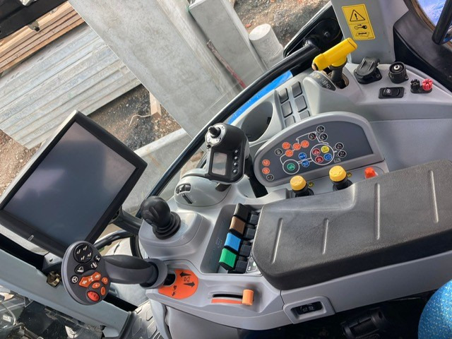 New Holland T7.200 Autocommand - Traktor: 3 kép. New Holland T7.200 Autocommand - Traktor: 3 kép.