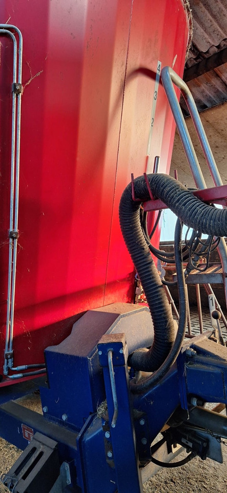 Siloking TrailedLine Compact 8 - Etetőkocsi: 4 kép. Siloking TrailedLine Compact 8 - Etetőkocsi: 4 kép.