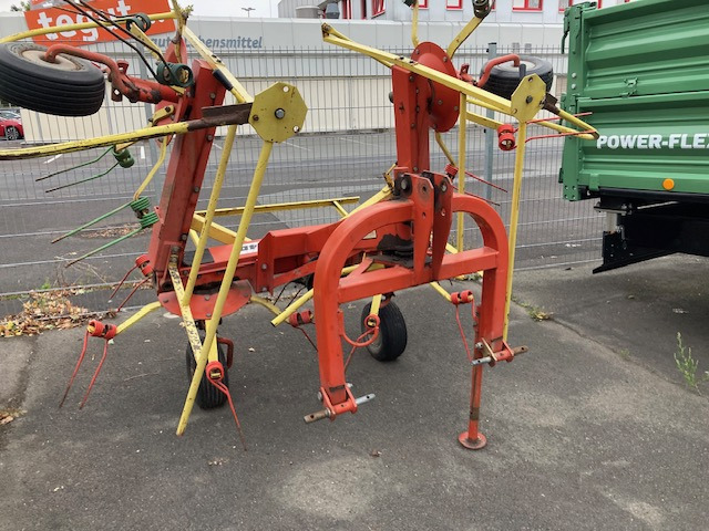 Unifarm CW 4.40 - Szénaforgató: 1 kép. Unifarm CW 4.40 - Szénaforgató: 1 kép.