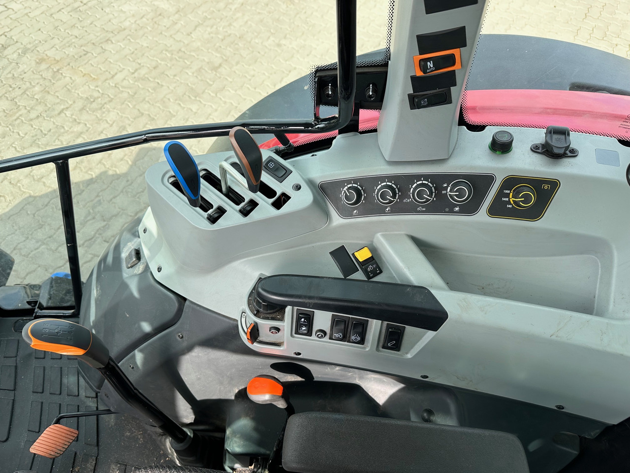 Valtra A105 MH - Traktor: 3 kép. Valtra A105 MH - Traktor: 3 kép.