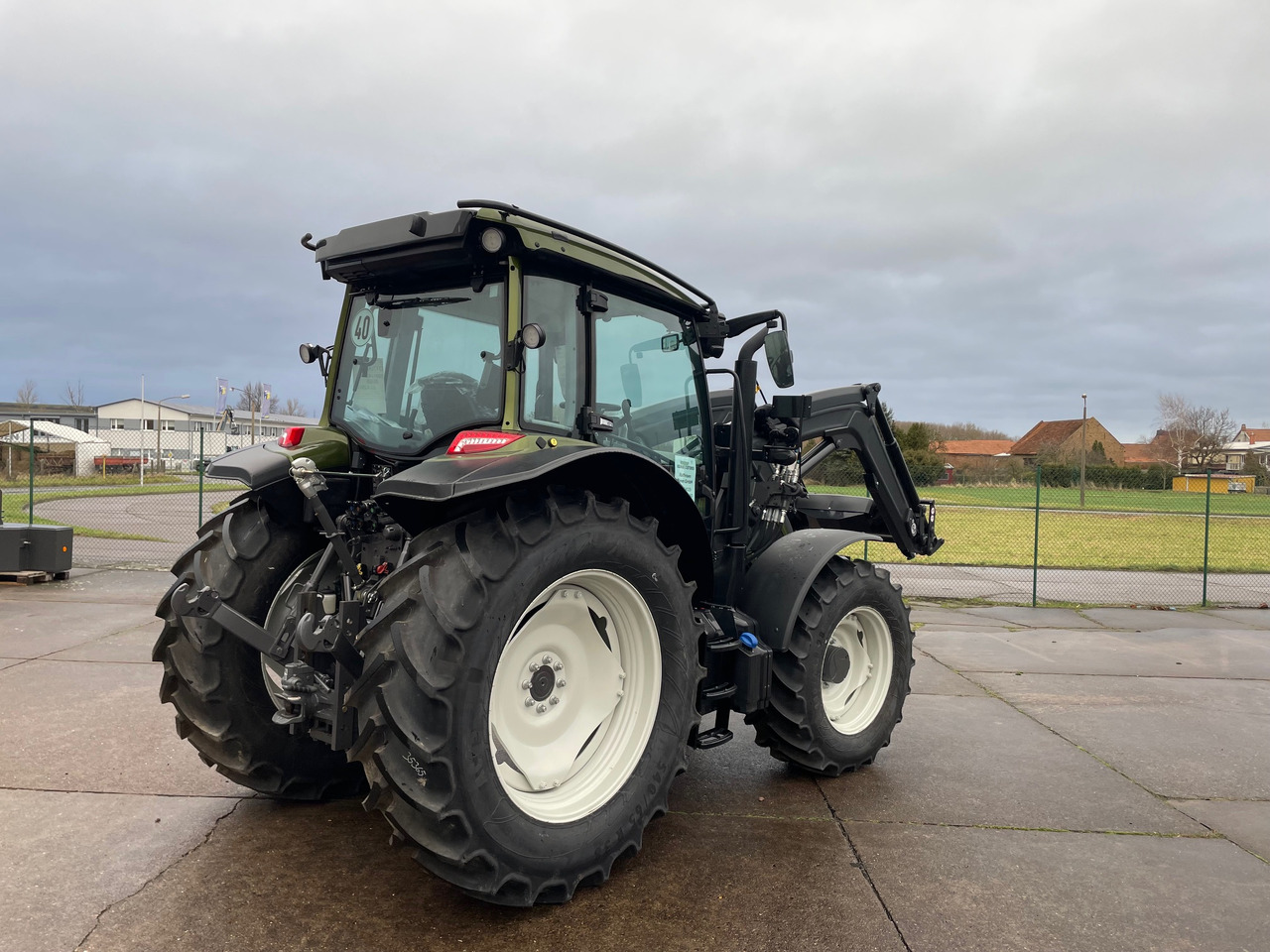 Valtra A105MH4 2B0 - Traktor: 5 kép. Valtra A105MH4 2B0 - Traktor: 5 kép.