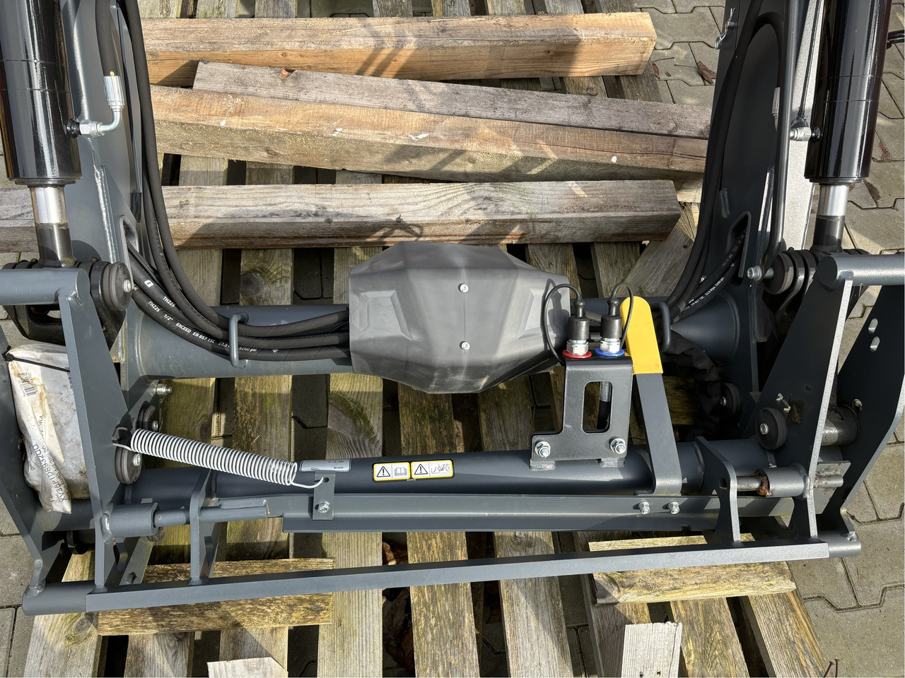 Valtra Frontlader X36DM - Homlokrakodó traktorhoz: 2 kép. Valtra Frontlader X36DM - Homlokrakodó traktorhoz: 2 kép.