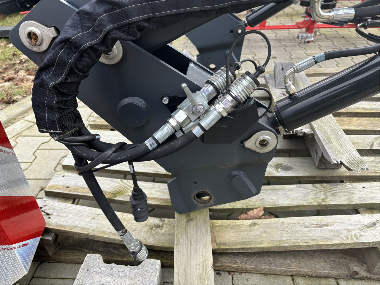 Valtra Frontlader X36DM - Homlokrakodó traktorhoz: 3 kép. Valtra Frontlader X36DM - Homlokrakodó traktorhoz: 3 kép.