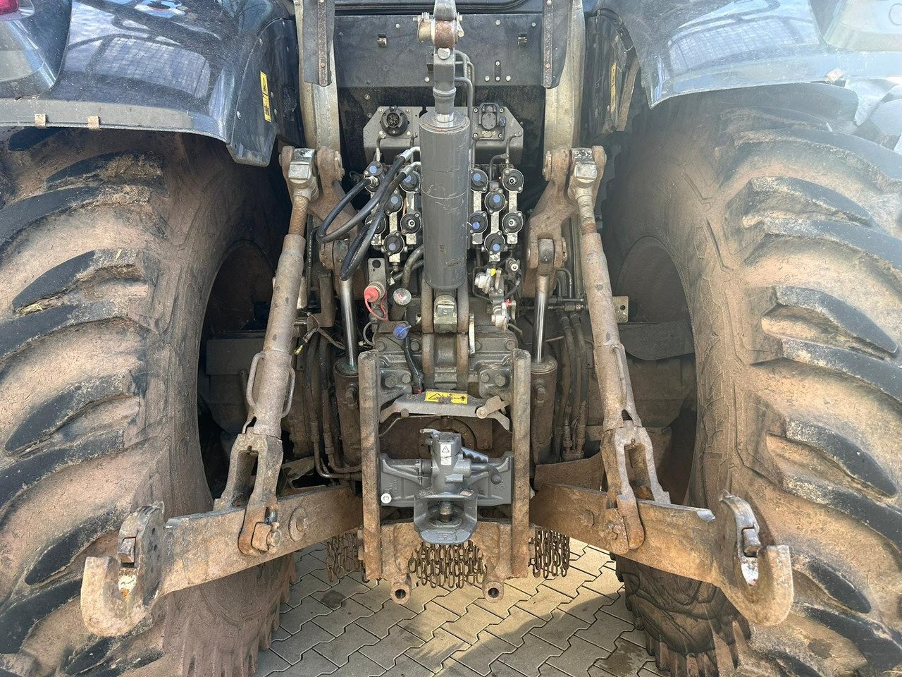 Valtra S 374 - Traktor: 4 kép. Valtra S 374 - Traktor: 4 kép.