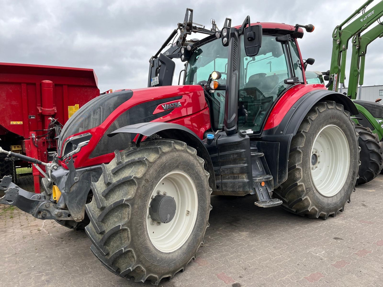 Valtra T 175 Active - Traktor: 1 kép. Valtra T 175 Active - Traktor: 1 kép.