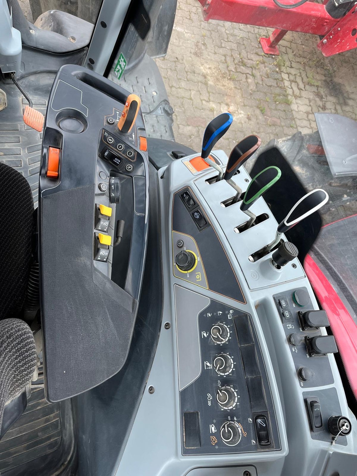 Valtra T 175 Active - Traktor: 2 kép. Valtra T 175 Active - Traktor: 2 kép.