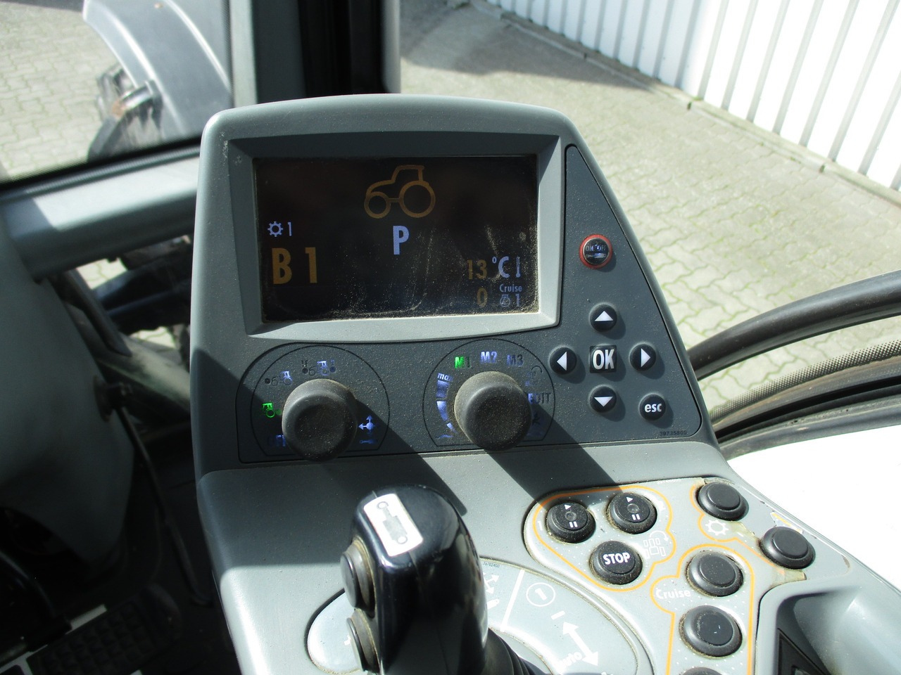 Valtra T 213 - Traktor: 4 kép. Valtra T 213 - Traktor: 4 kép.