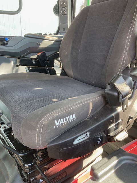 Valtra T 235 Versu - Traktor: 5 kép. Valtra T 235 Versu - Traktor: 5 kép.