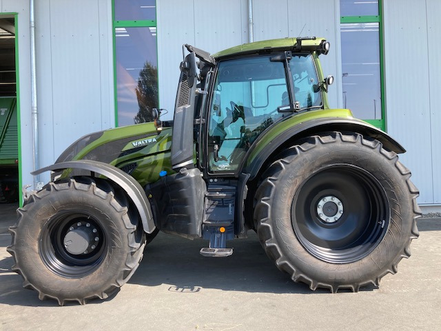 Valtra T 235 Versu - Traktor: 1 kép. Valtra T 235 Versu - Traktor: 1 kép.