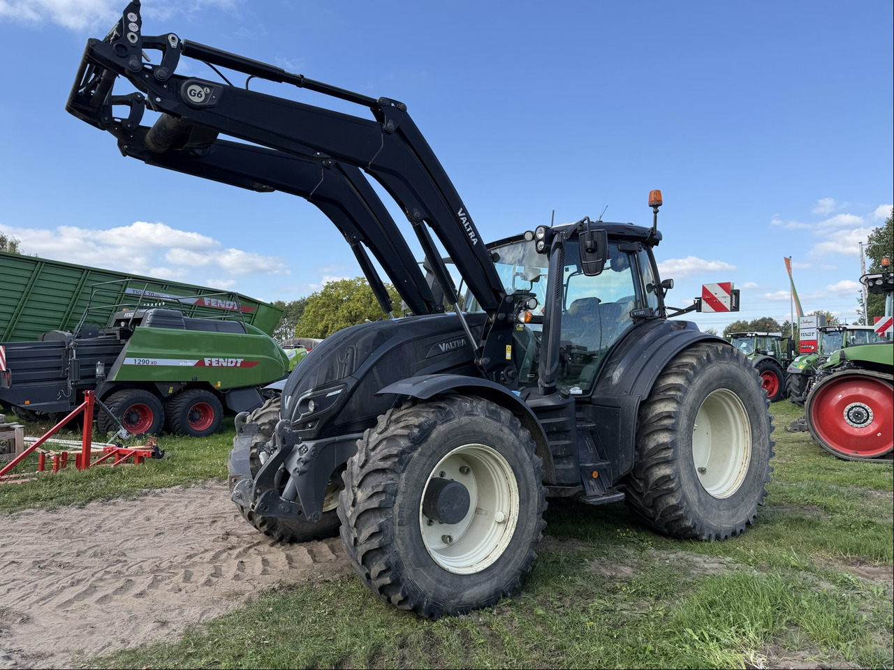Valtra T 254 Versu - Traktor: 1 kép. Valtra T 254 Versu - Traktor: 1 kép.