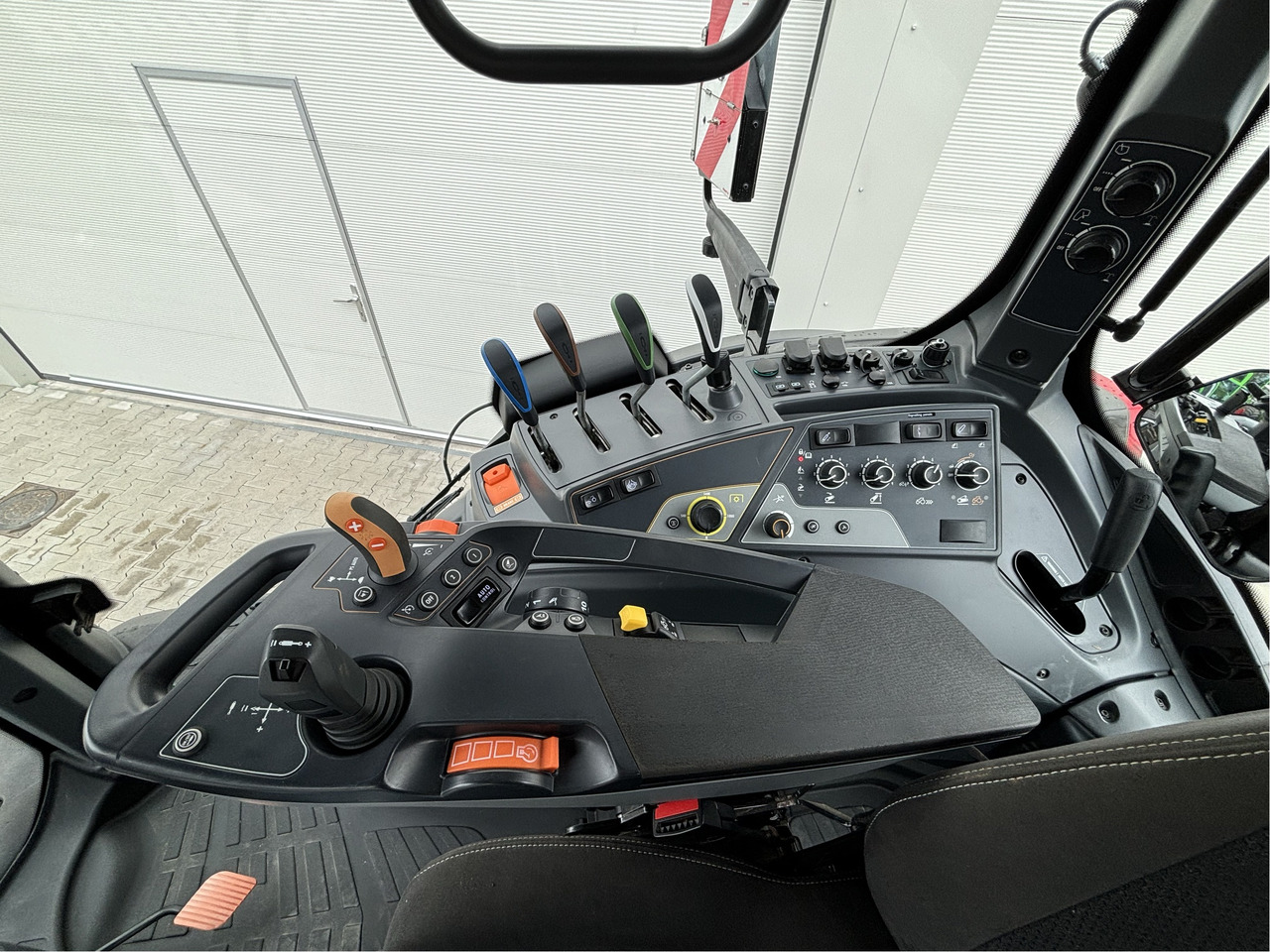 Valtra T 255 Active - Traktor: 3 kép. Valtra T 255 Active - Traktor: 3 kép.
